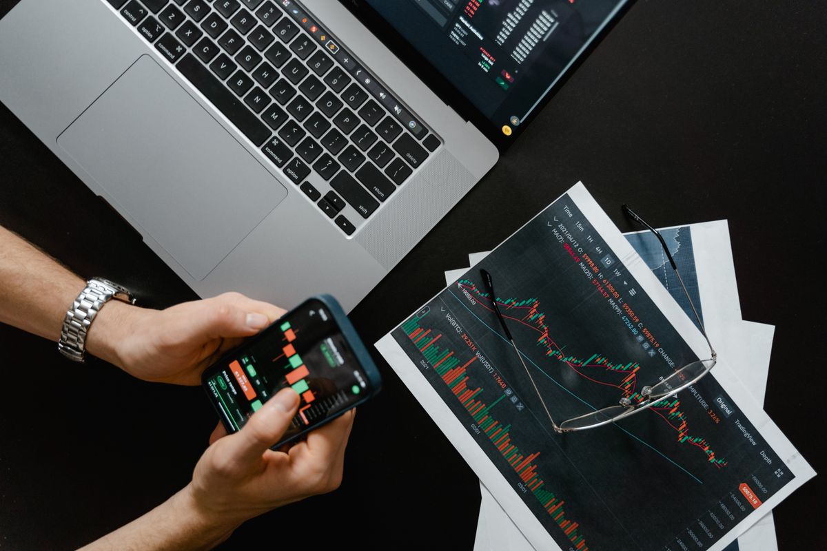 Meja trading dengan carta